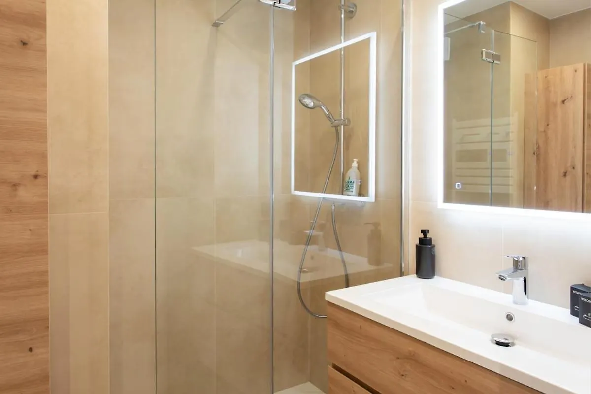#41 Flat For 6, 3 Bdrs Parking Wifi 5Mins Walk Tram T1 Apartment Nice 0*,